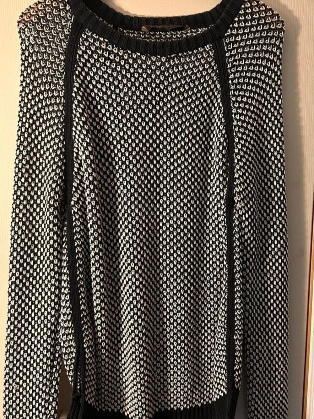 BCBGMAXAZRIA Black & White Knit Sweater Like New